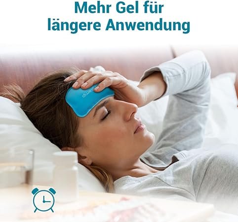 Frau liegt mit Kühlpad auf der Stirn im Bett, Hinweis auf längere Kühldauer