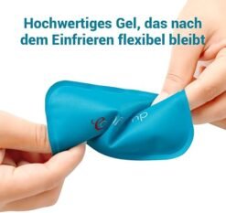 Zwei Hände biegen ein blaues Gel-Kühlpad, das auch gefroren flexibel bleibt