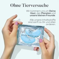 Zwei Hände halten eine Einzelpackung der Hyaluronsäure Augenpads, ohne Tierversuche
