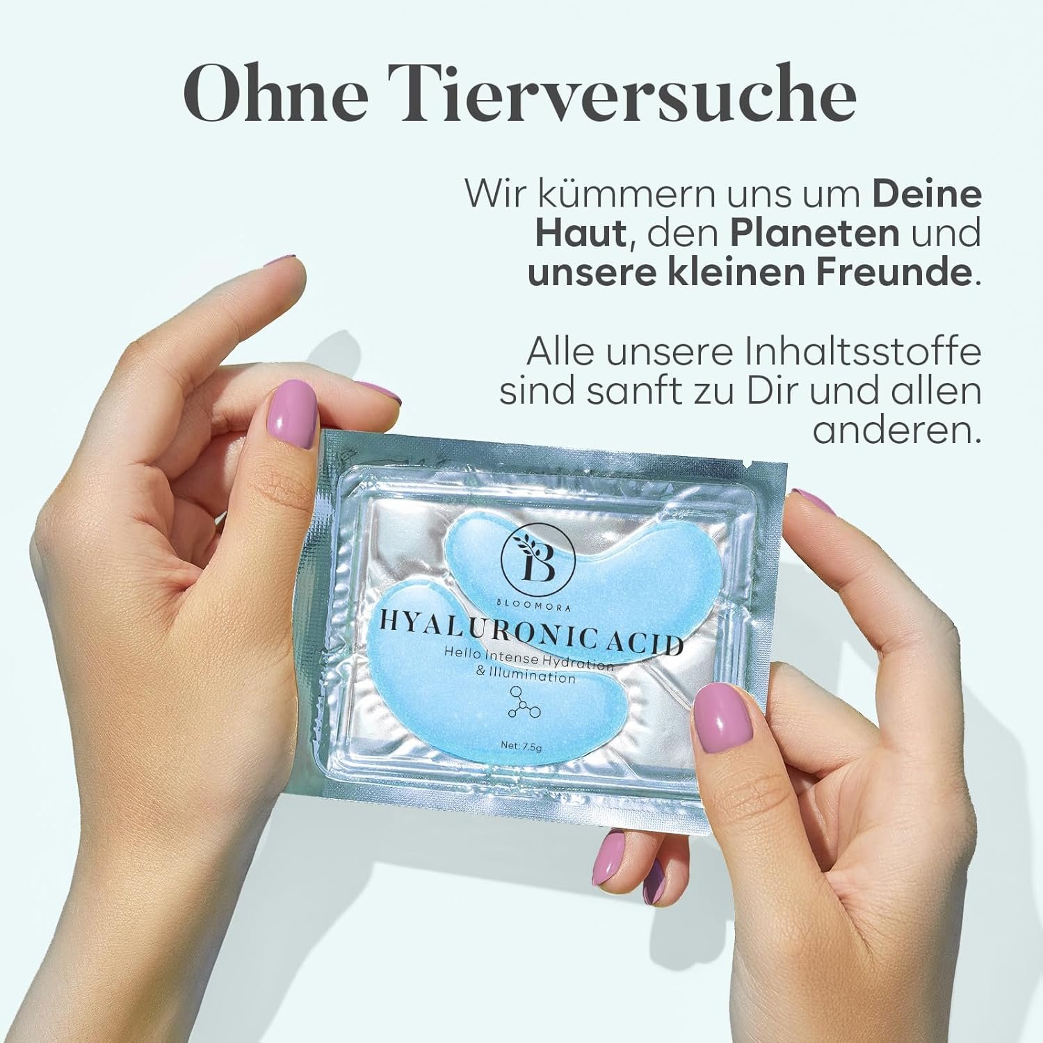 Zwei Hände halten eine Einzelpackung der Hyaluronsäure Augenpads, ohne Tierversuche