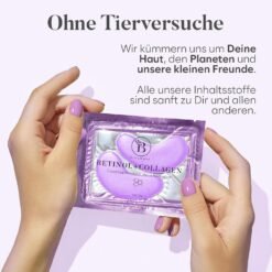 Zwei Hände halten eine Einzelpackung der Retinol & Collagen Augenpads, ohne Tierversuche