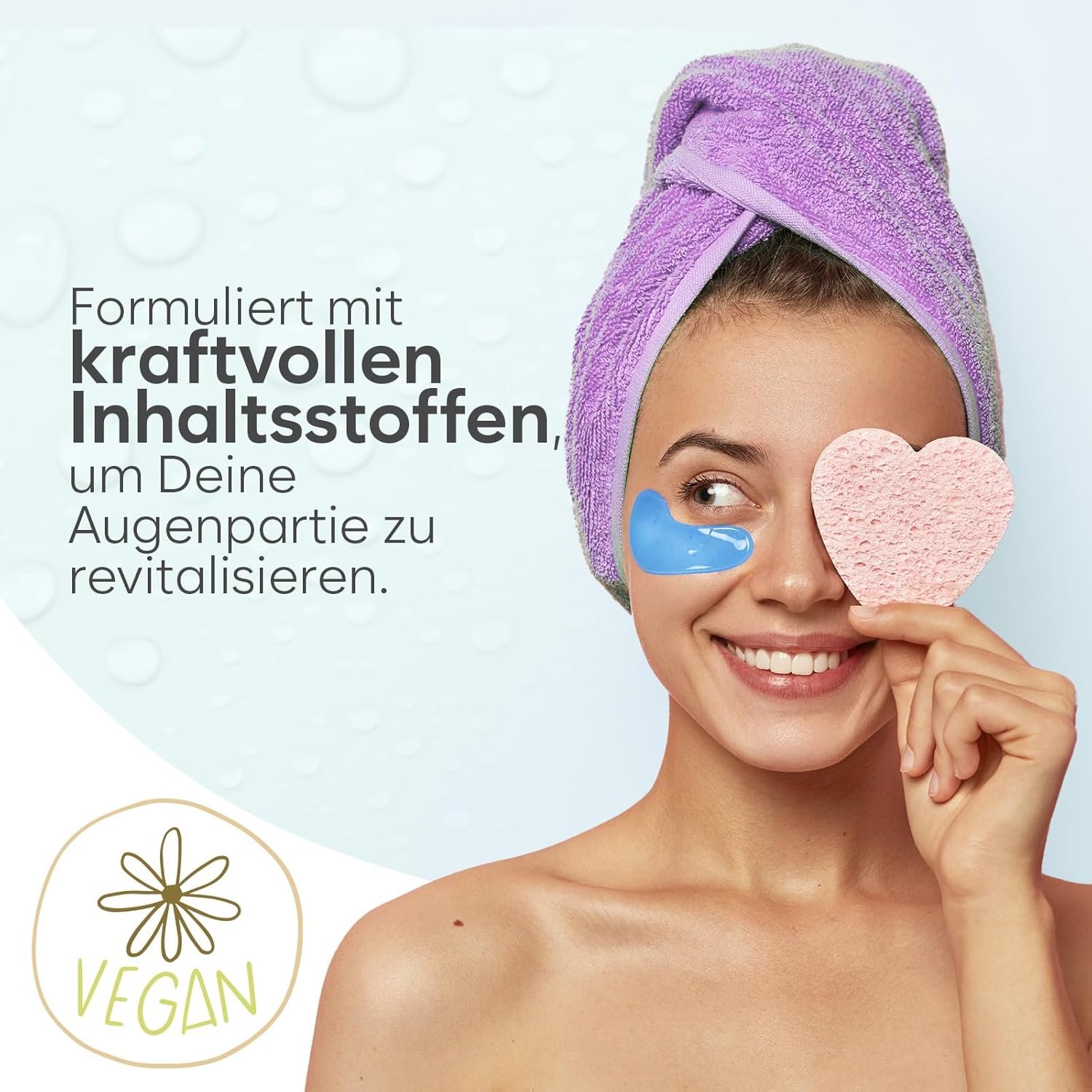 Frau mit Handtuchturban trägt hellblaues Hyaluronsäure-Augenpad und hält rosa Schwamm vors Auge, vegan