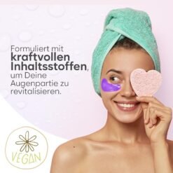 Frau mit Handtuchturban trägt lila Augenpad und hält rosa Reinigungsschwamm vors Auge, vegan