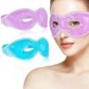 Frau trägt violette Kühlende Augenmaske, daneben Ansicht der Gelmaske in Violett und Blau