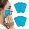Frau hält blaues Kühlpad an die Wange, daneben sechs wiederverwendbare Mini-Kühlpads