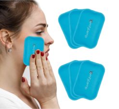 Frau hält blaues Kühlpad an die Wange, daneben sechs wiederverwendbare Mini-Kühlpads
